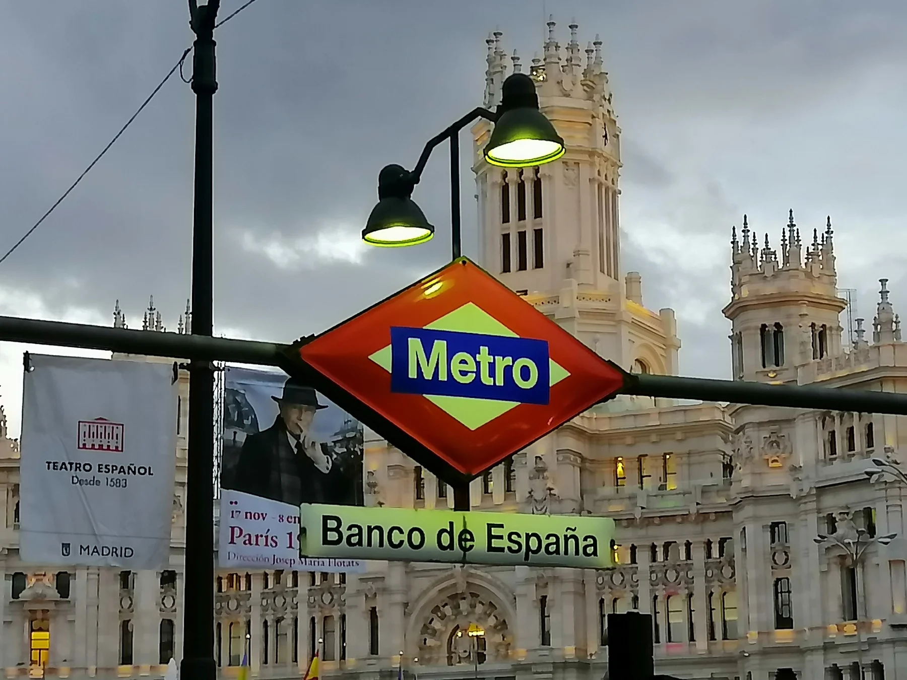Señal del Metro y arquitectura urbana en Madrid